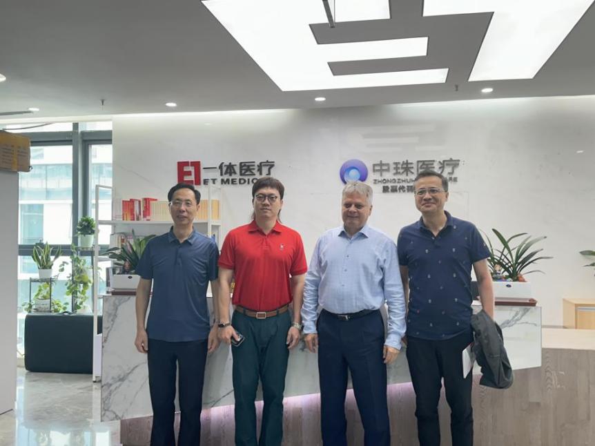 �¹�����ɭ��������ͬţ��ϯHubert J?gerһ��ݰ����˾���콻��